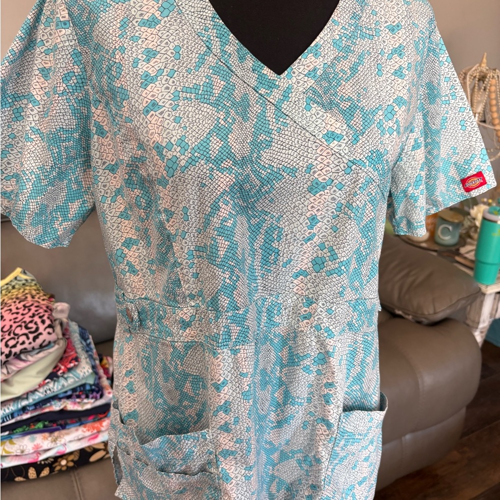 Dickies Blue & White Women's Tunic Top Large Reptile Lizard Print EUC